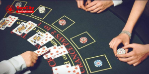Blackjack là một trò chơi bài đối đầu giữa người chơi và nhà cái